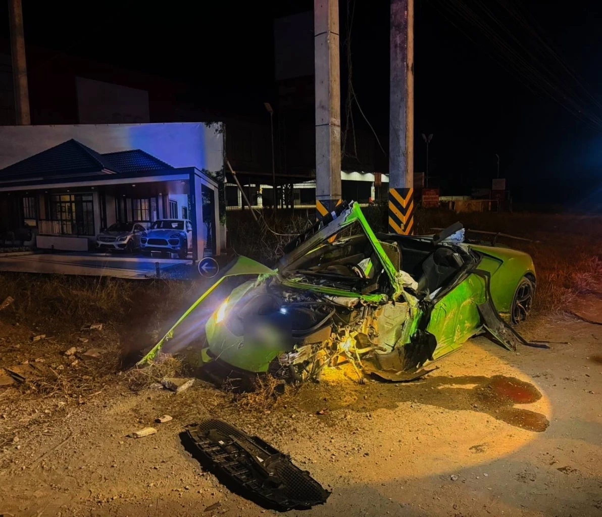 "CEO โรงงานชำแหละไก่" ซิ่ง "ลัมโบร์กินี" ชนกระบะพังยับ เหลือแต่ซาก (มีคลิป)