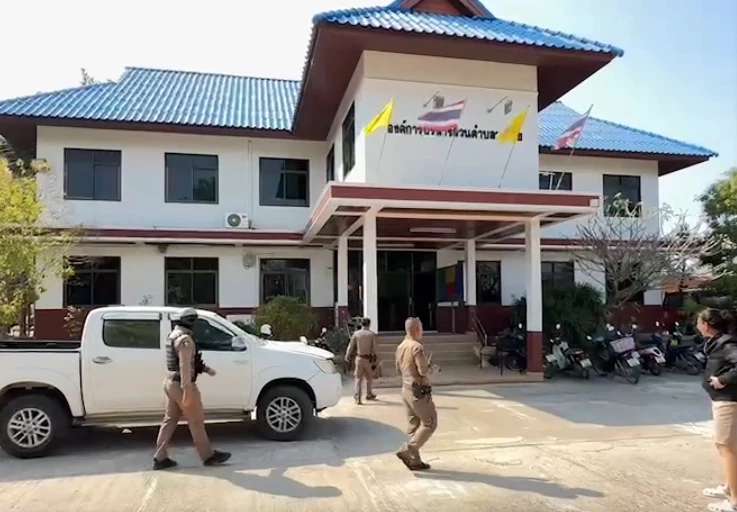 โกลาหลทั้ง อบต. “ด.ต.” บุกทำร้าย “ผอ.กองคลัง” ภรรยา จนท.แตกตื่นปีนบันไดหนี