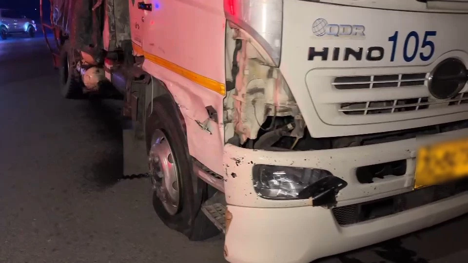 ระทึก! กระบะหลุดโค้งพุ่งชนรถพ่วง 18 ล้อ ก่อนตกลงไปในคลอง คนขับเสียชีวิต