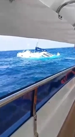 ด่วน! เรือนักท่องเที่ยวจีนล่ม 38 ชีวิตหนีตายวุ่นกลางทะเลภูเก็ต (มีคลิป)