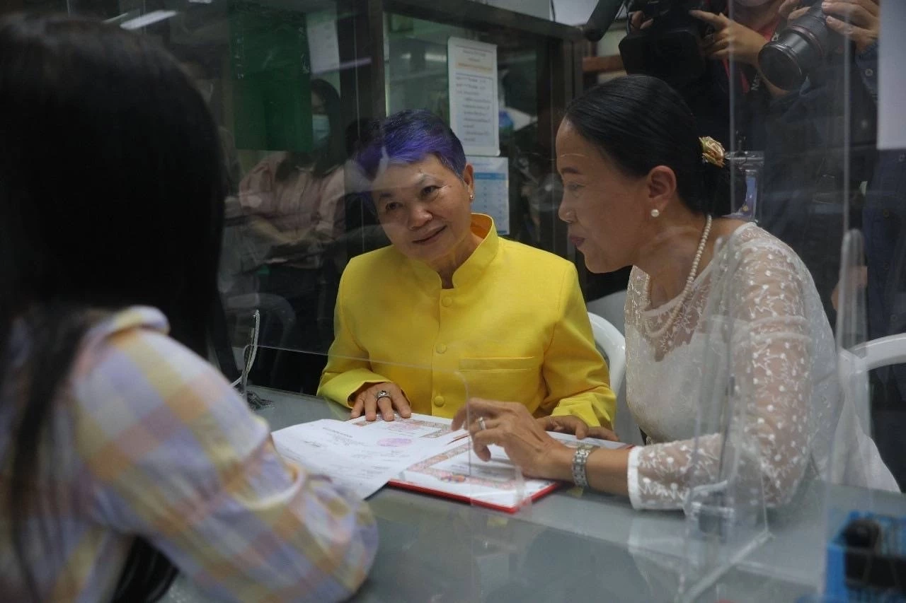 "บางรัก" คึกคัก! จดทะเบียนสมรสเท่าเทียมวันแรก วันที่สิทธิ์-ศักดิ์ศรีทุกคนเท่ากัน