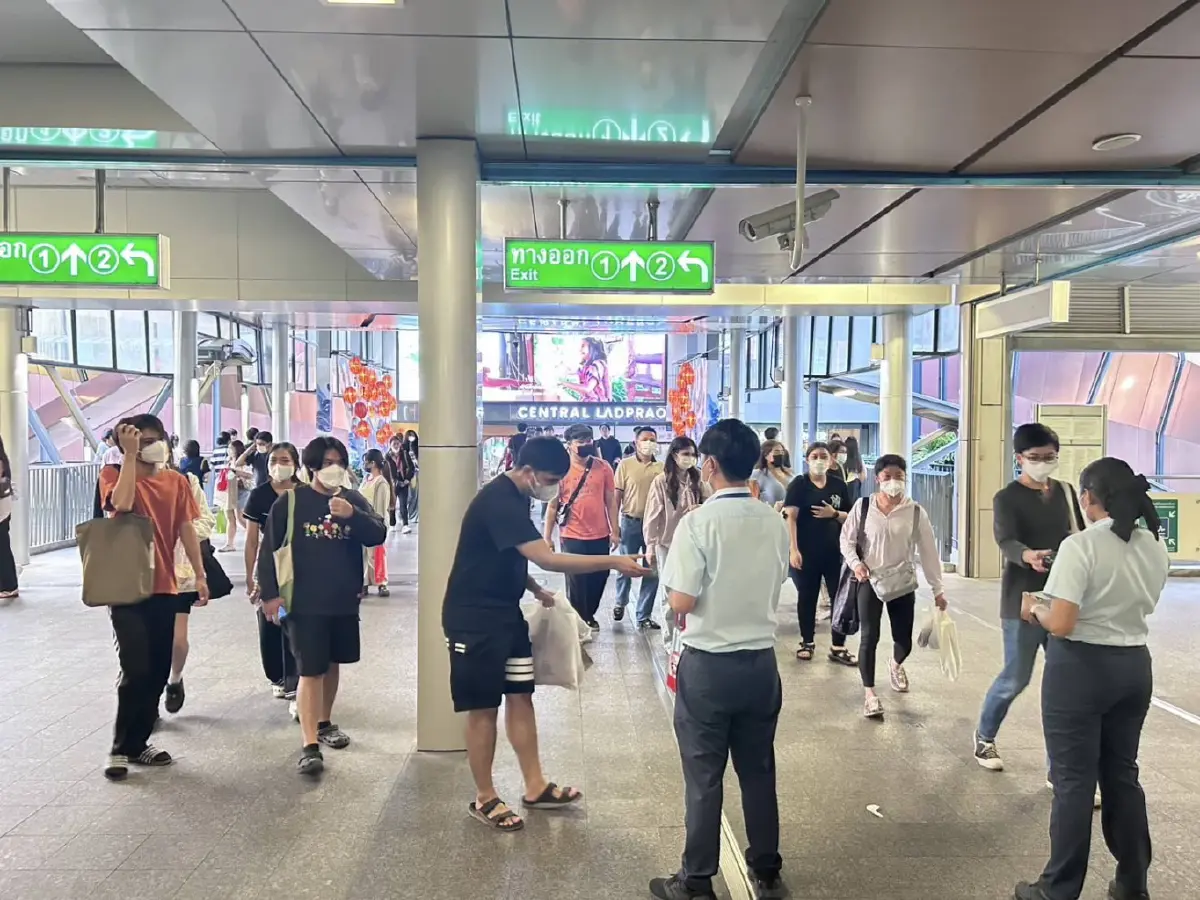 รถไฟฟ้าฟรีวันแรก ดันผู้โดยสารพุ่ง 45%