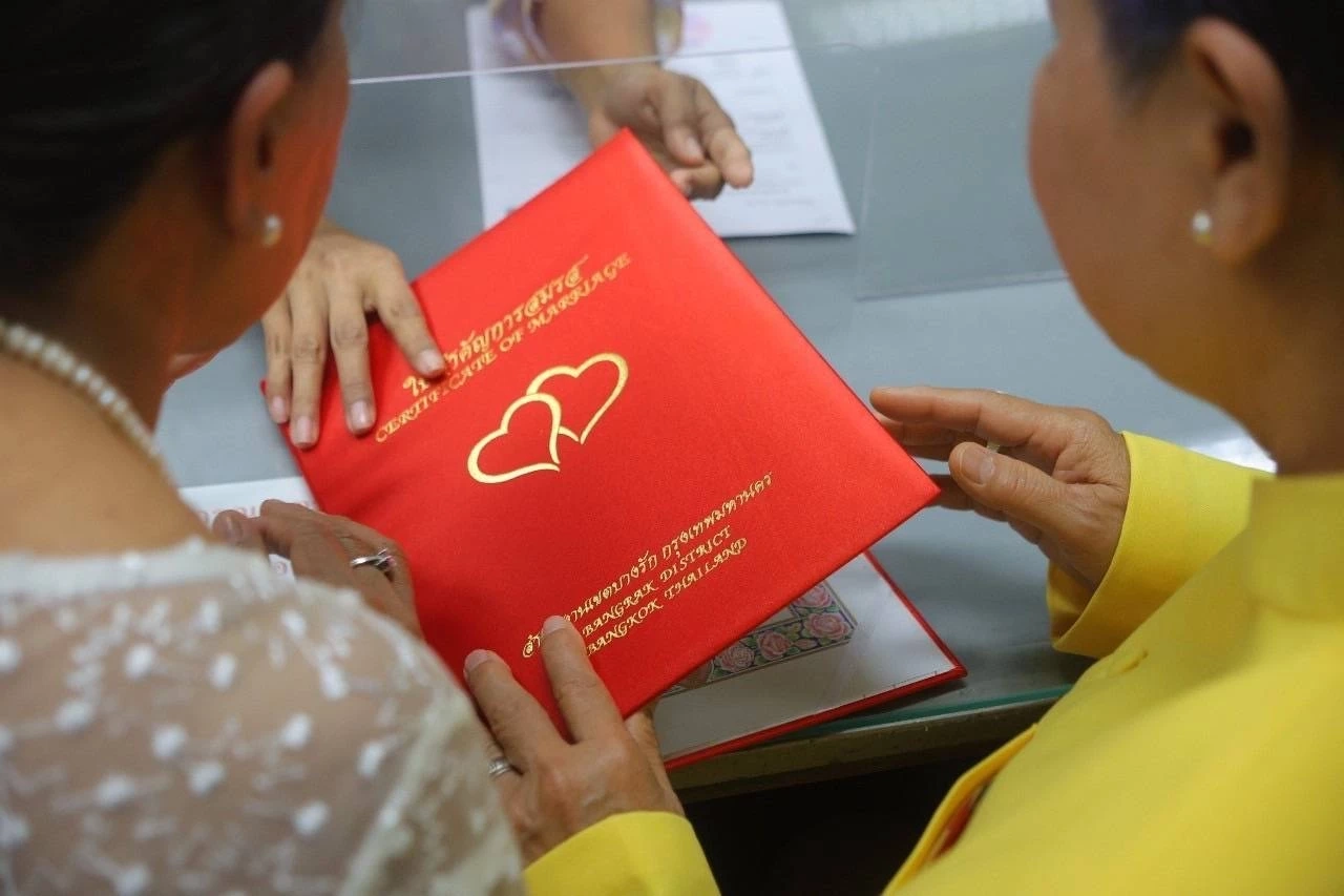 "บางรัก" คึกคัก! จดทะเบียนสมรสเท่าเทียมวันแรก วันที่สิทธิ์-ศักดิ์ศรีทุกคนเท่ากัน