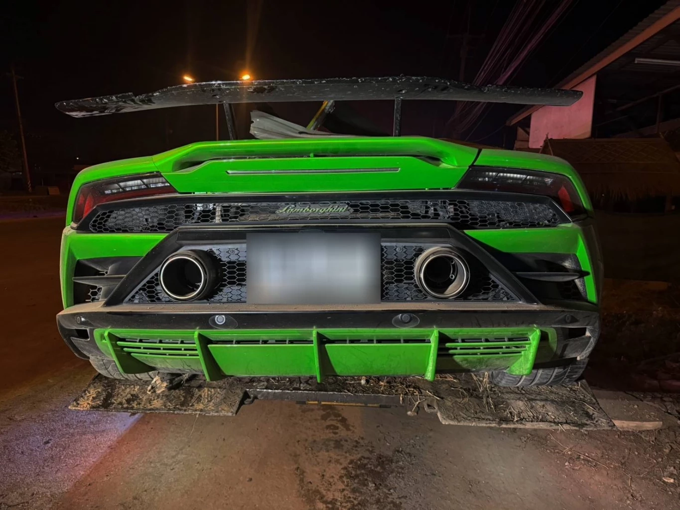 "CEO โรงงานชำแหละไก่" ซิ่ง "ลัมโบร์กินี" ชนกระบะพังยับ เหลือแต่ซาก (มีคลิป)