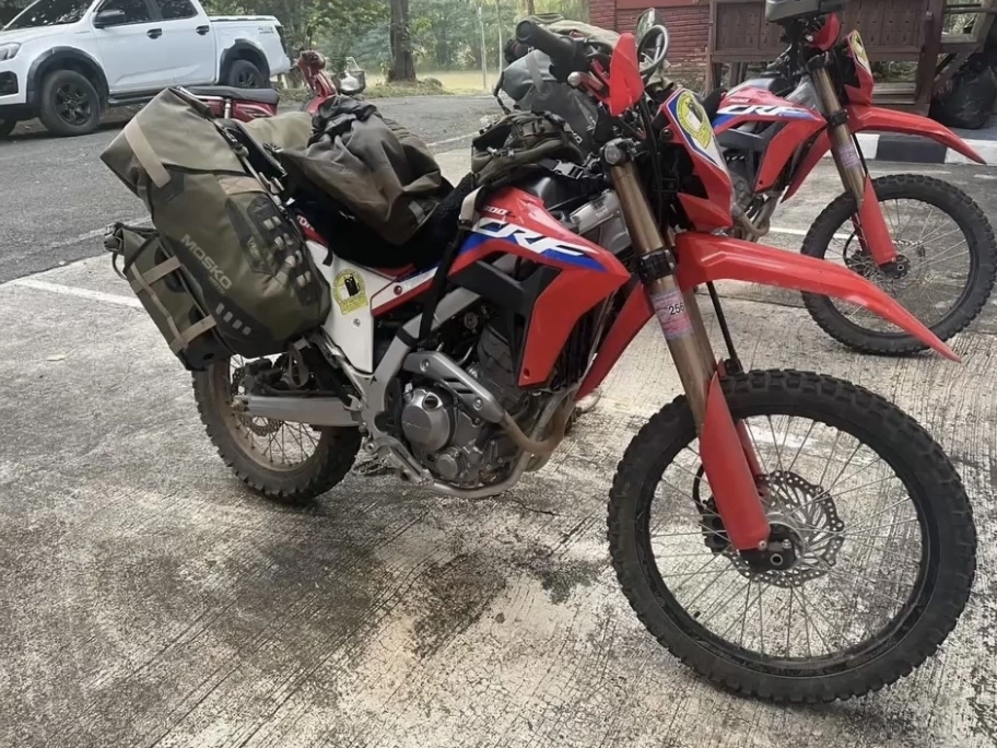 ฝรั่ง ซิ่ง จยย.วิบาก พุ่งชนป้าข้ามถนนดับ เจ้าตัวคุกเข่าก้มกราบขอโทษญาติ