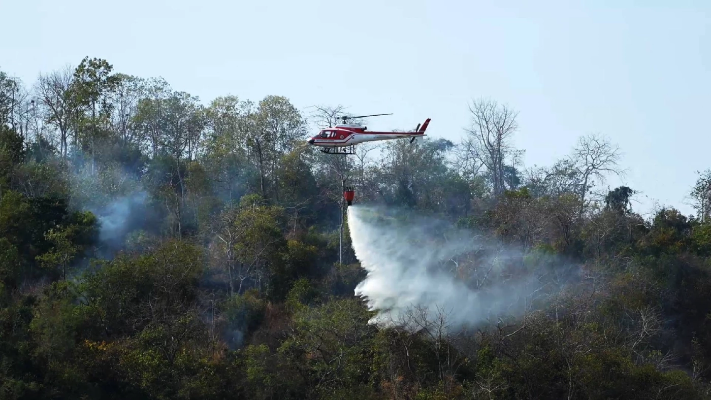 กลับมาปะทุอีกรอบ! "ไฟป่าเขาพลอง" เร่งสกัด หวั่นลุกลาม (มีคลิป)