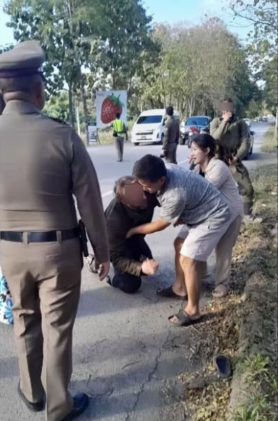 ฝรั่ง ซิ่ง จยย.วิบาก พุ่งชนป้าข้ามถนนดับ เจ้าตัวคุกเข่าก้มกราบขอโทษญาติ