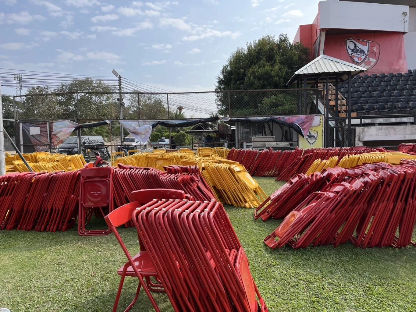 บรรยากาศการเตรียมพร้อม ต้อนรับ ทักษิณ ชินวัตร อดีตนายกฯ ปราศรัยช่วยหาเสียงเลือกตั้งนายกอบจ.เชียงราย ที่สนามสิงห์ สเตเดี้ยม