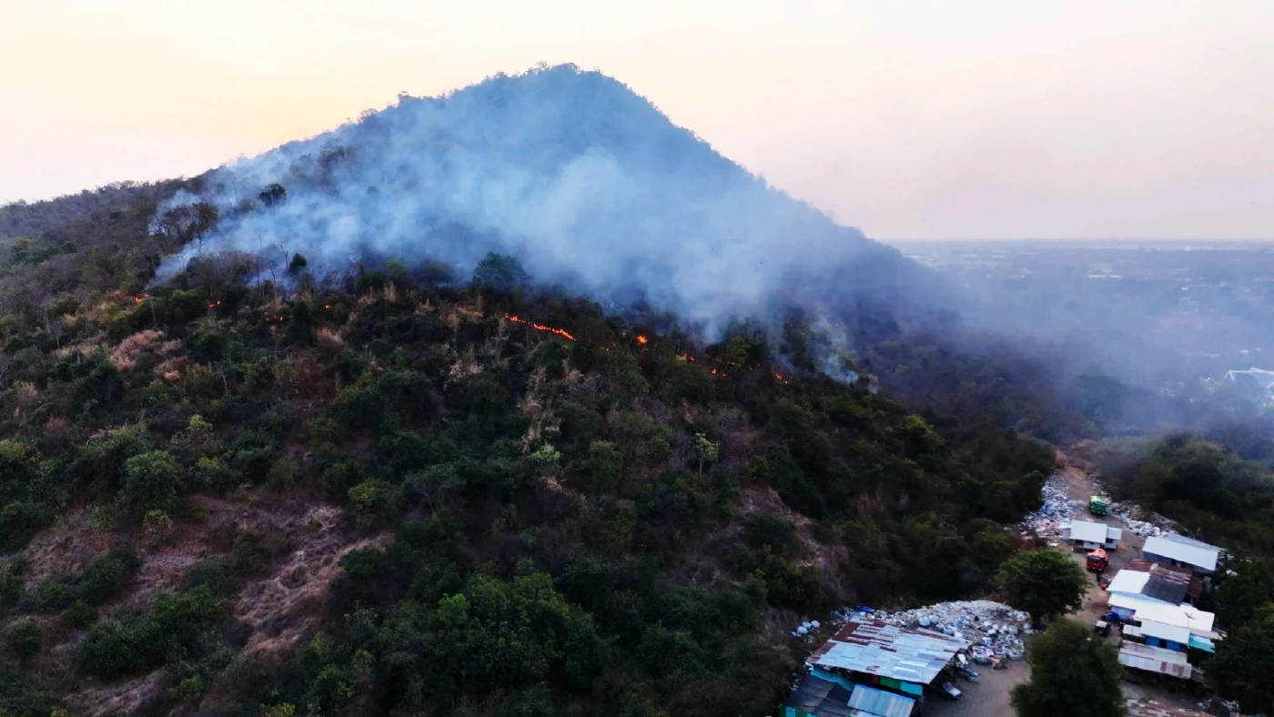 กลับมาปะทุอีกรอบ! "ไฟป่าเขาพลอง" เร่งสกัด หวั่นลุกลาม (มีคลิป)