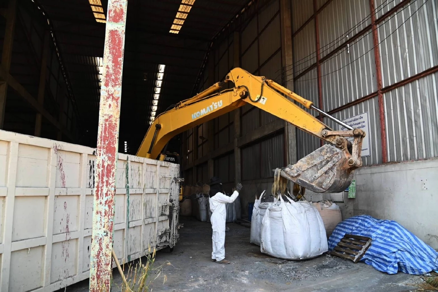 "เอกนัฏ" ลงพื้นที่โรงงาน วิน โพรเสส ระยอง เร่งเคลียร์กากสารพิษ (มีคลิป)