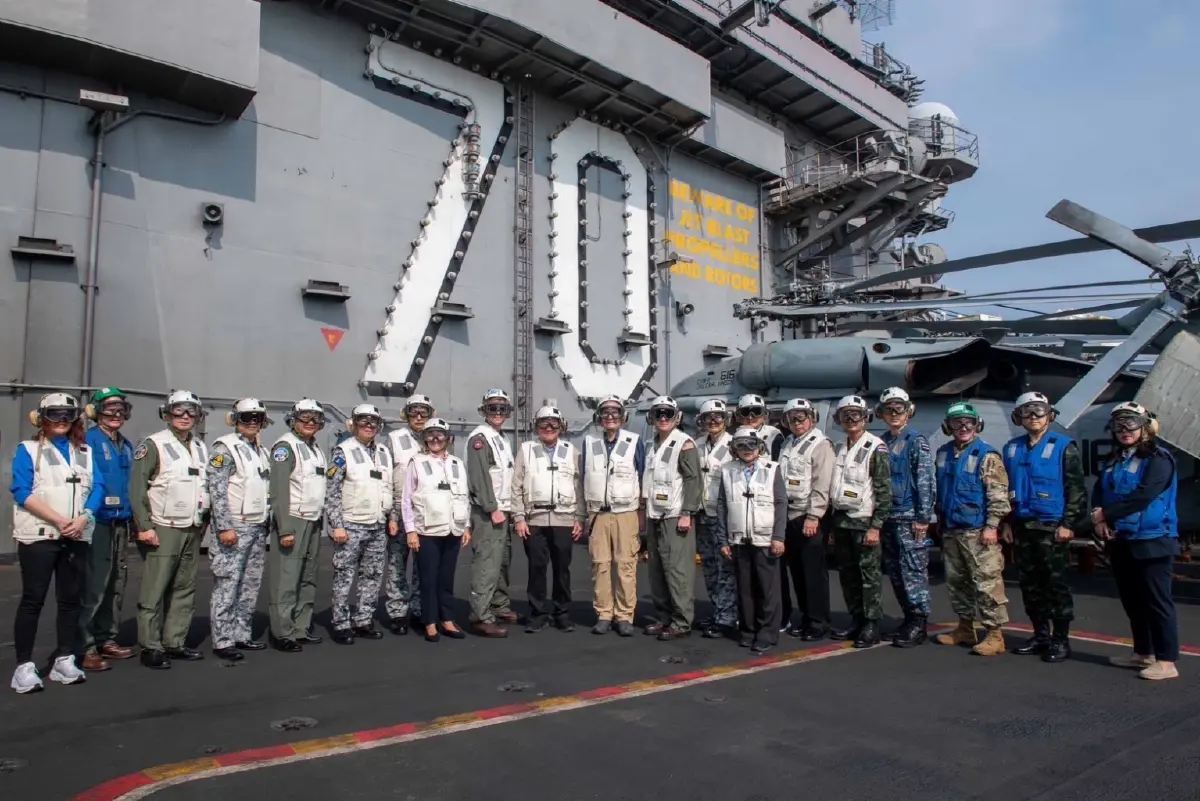"ภูมิธรรม" ขอบคุณ ทร.สหรัฐฯ ที่เชิญไปดูแสนยานุภาพ "เรือ USS Carl Vinson"