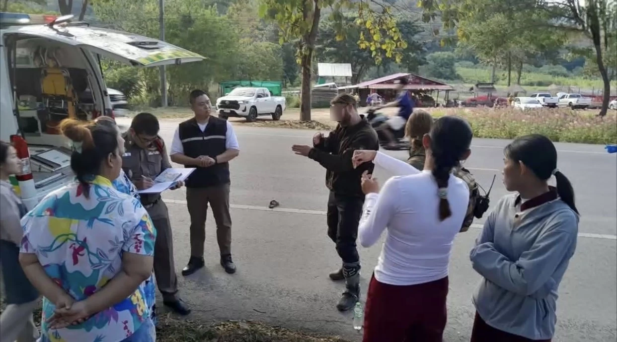 ฝรั่ง ซิ่ง จยย.วิบาก พุ่งชนป้าข้ามถนนดับ เจ้าตัวคุกเข่าก้มกราบขอโทษญาติ