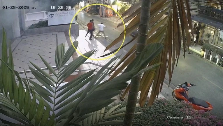 อุกอาจ! สองชายฉกรรจ์ รุมทำร้ายนายแพทย์ เจ้าของคลินิกย่านสีลม