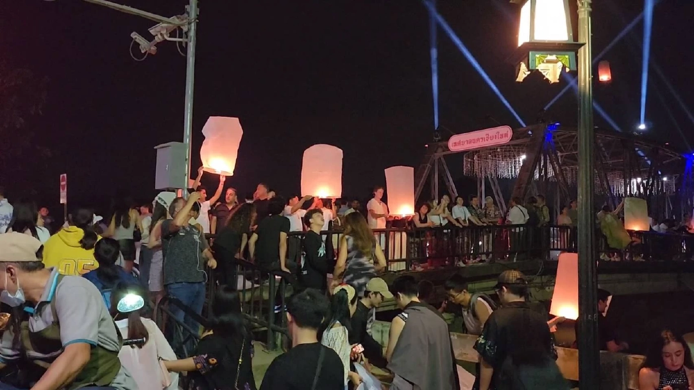 แชร์สนั่น ต่างชาติกร่างใส่ตำรวจ หลังถูกห้ามปล่อยโคมลอย