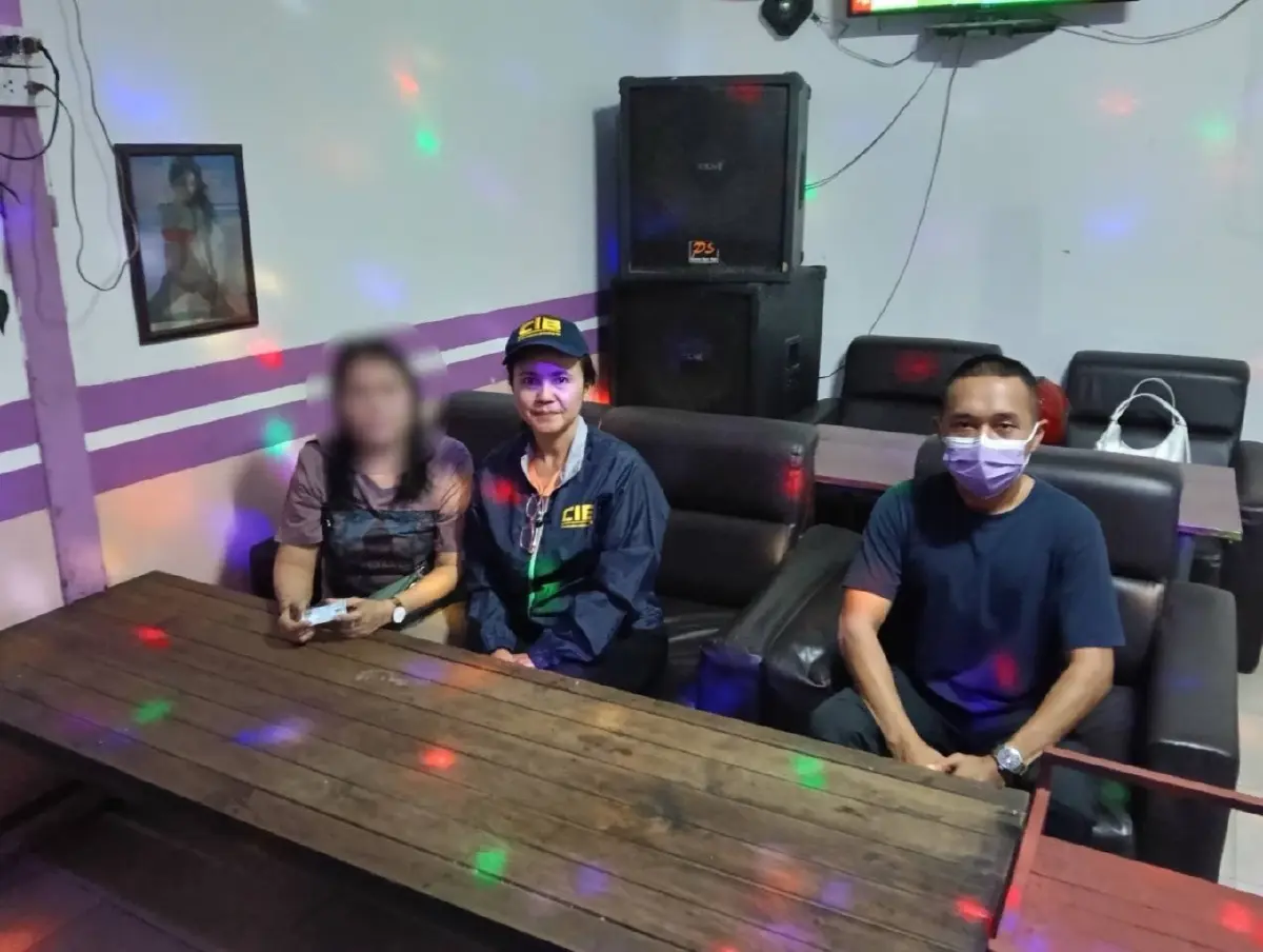 "ตำรวจ ปคม." รวบเจ้าของคาราโอเกะ ลวงสาวส่งค้าประเวณี UAE หลานในไส้ก็ไม่เว้น
