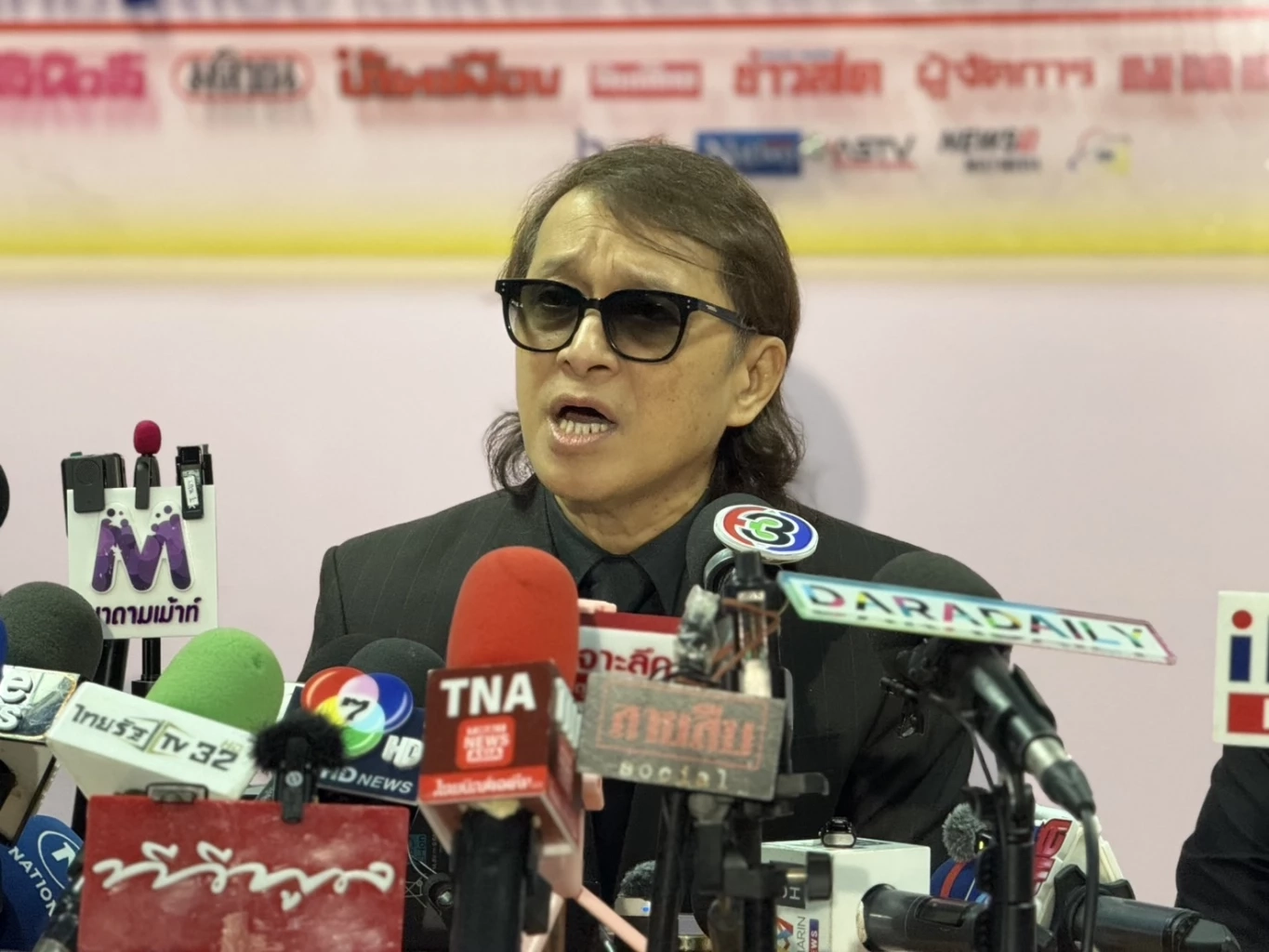 “ติ๊ก ชิโร่”  นักร้องชื่อดัง