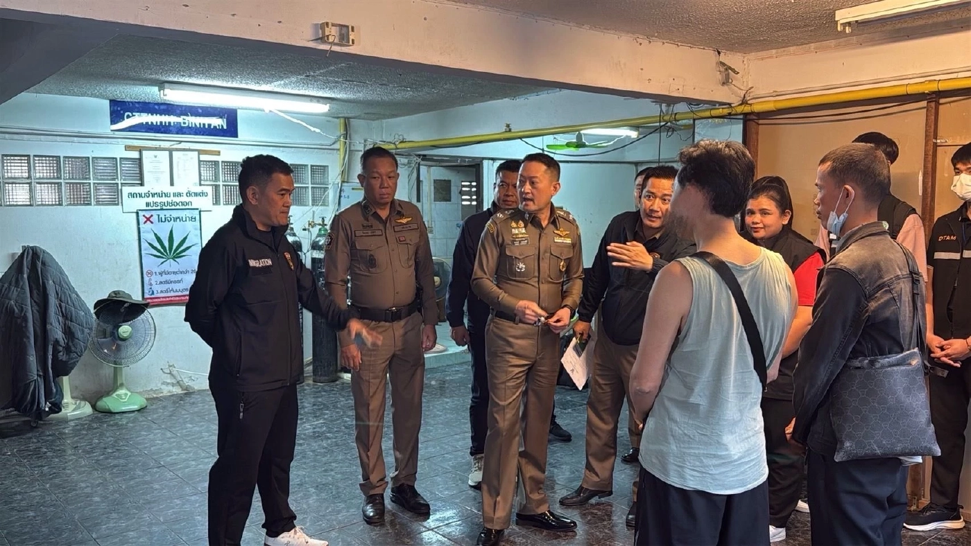 กลิ่นหึ่ง ตม.บุกทลายตึกแถว 4 ชั้น ลักลอบปลูกกัญชาทั้งตึก จับต่างด้าว