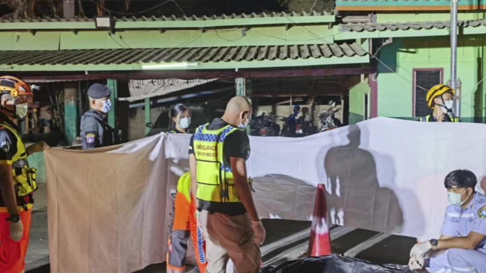 สุดสลด! สิ้นตำรวจคาด่าน รถพ่วง 18 ล้อ พุ่งชนระหว่างตรวจคัดกรองต่างชาติ