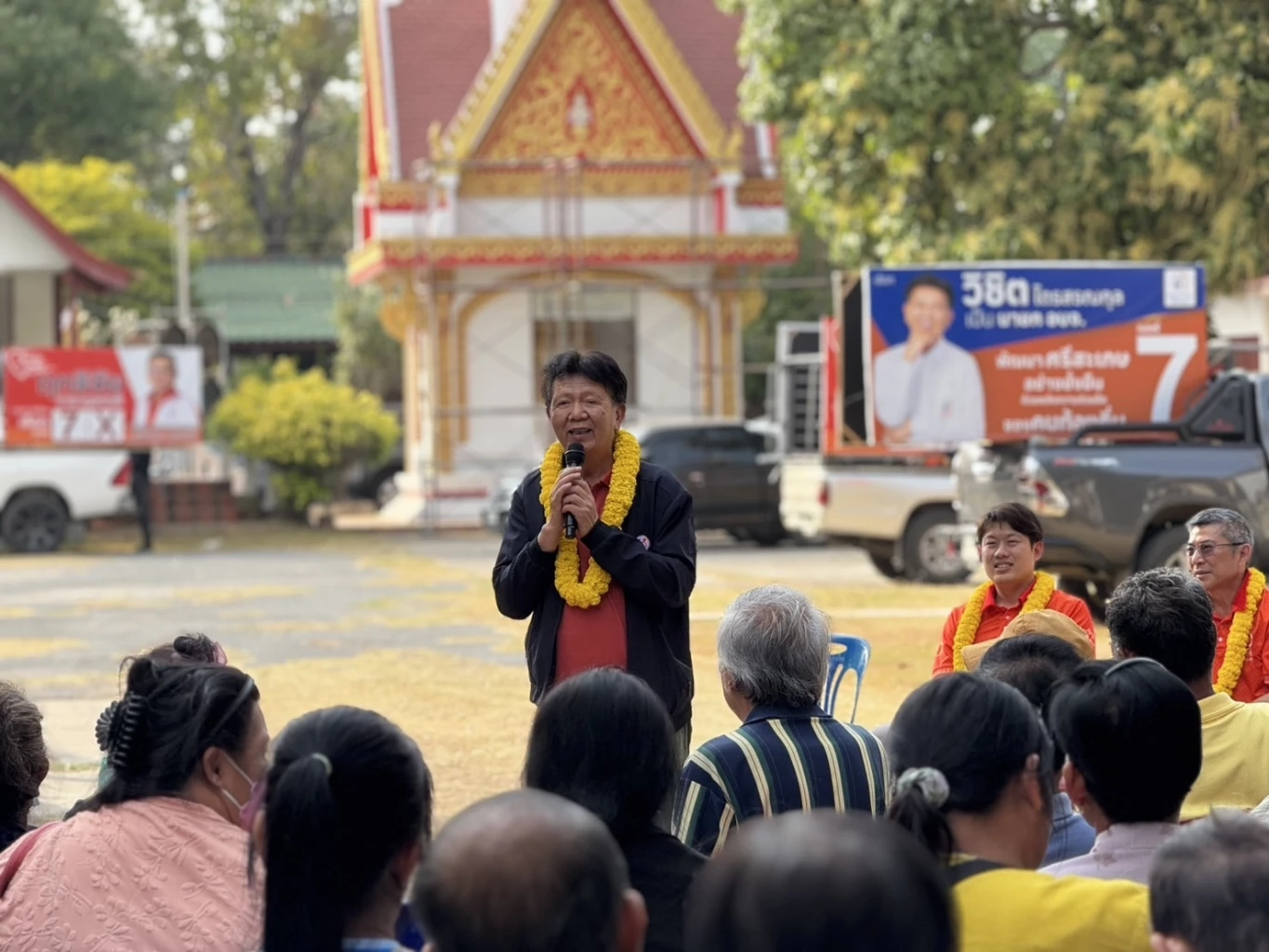 "นายวิชิต ไตรสรณกุล"หรือ "นายกฯส้มเกลี้ยง" ผู้สมัครนายก อบจ.ศรีสะเกษ ในนามกลุ่ม "ฅนท้องถิ่น" แชมป์เก่า ซึ่งเป็นที่ทราบดี พรรคภูมิใจไทย หนุนหลัง