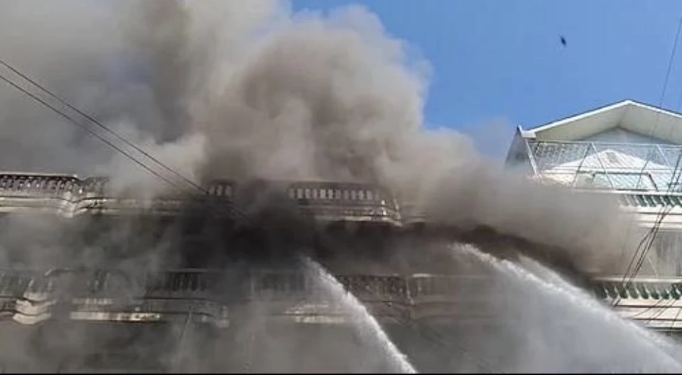 อัปเดตไฟไหม้โรงงาน ย่านบางขุนเขียน เจ็บ 2 สูญหาย 1 ยังคุมเพลิงไม่ได้ หวั่นตึกถล่ม