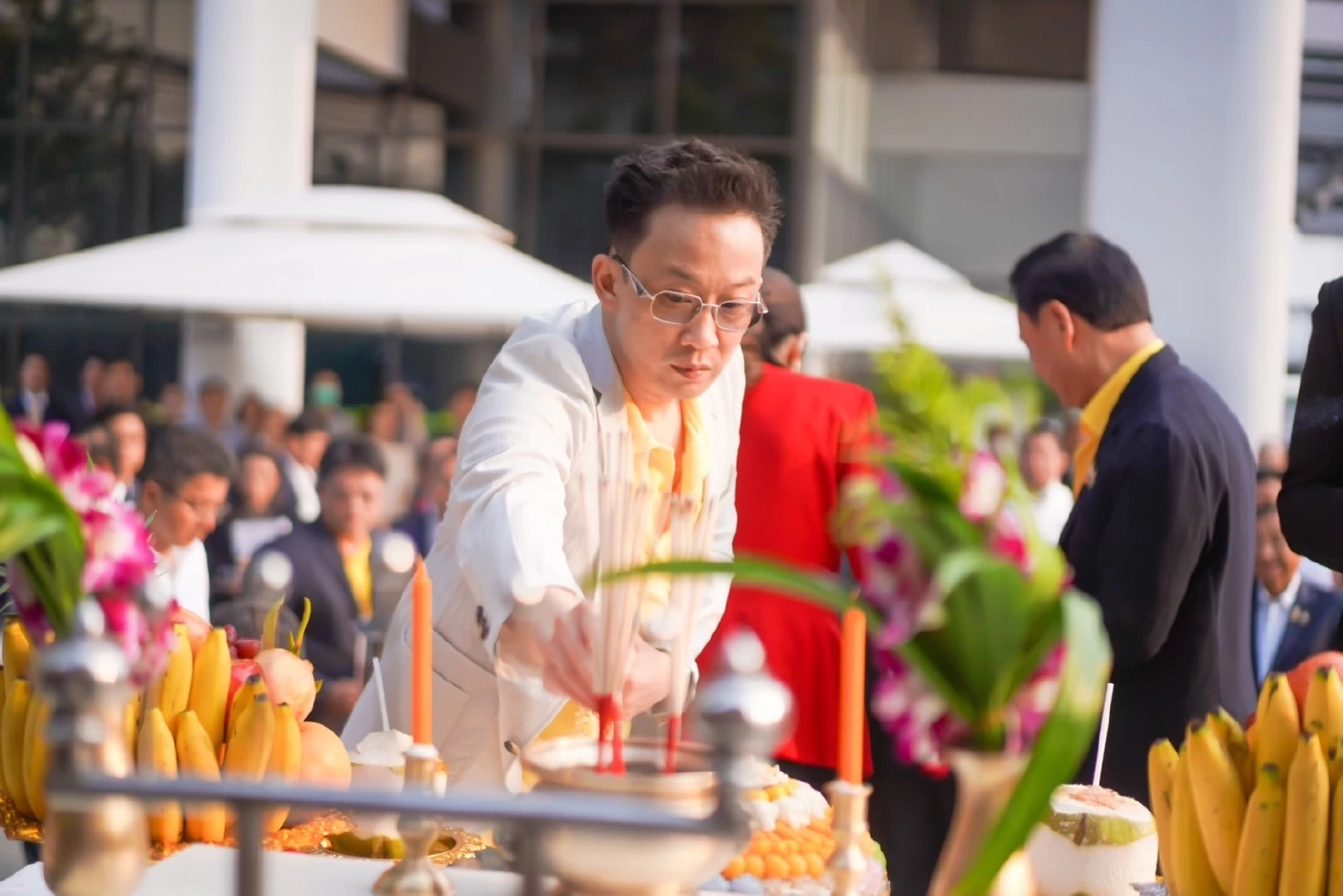 "แพทองธาร" ควง "ทักษิณ-พานทองแท้" ทำบุญเปิดที่ทำการพรรคเพื่อไทย