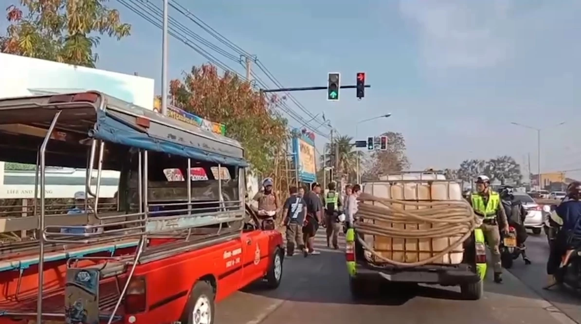 เดือด! โชเฟอร์สองแถวแดงชลบุรี เปิดศึกกลางถนน ก่อนขับรถพุ่งชนดับ 1