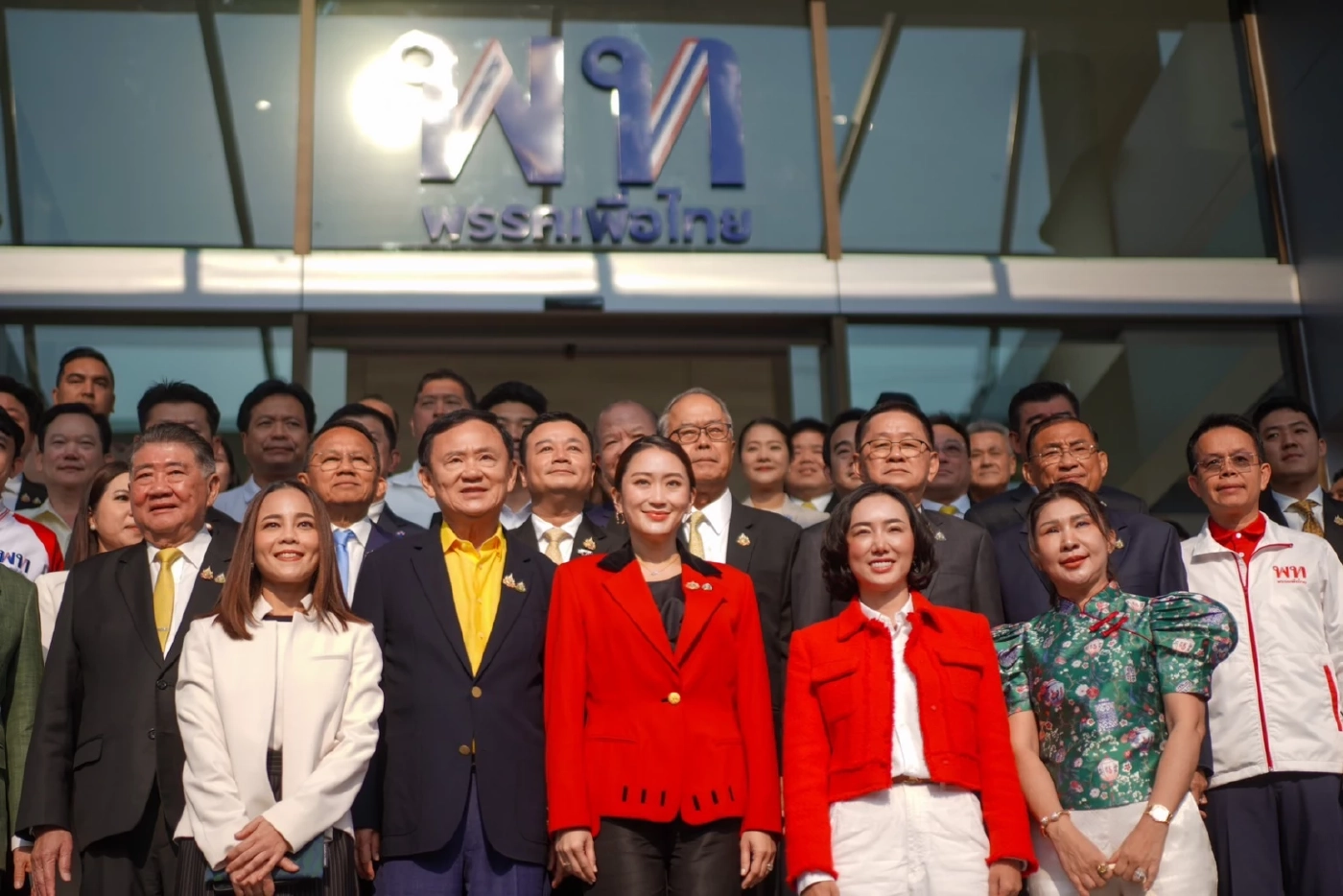 "แพทองธาร" ควง "ทักษิณ-พานทองแท้" ทำบุญเปิดที่ทำการพรรคเพื่อไทย