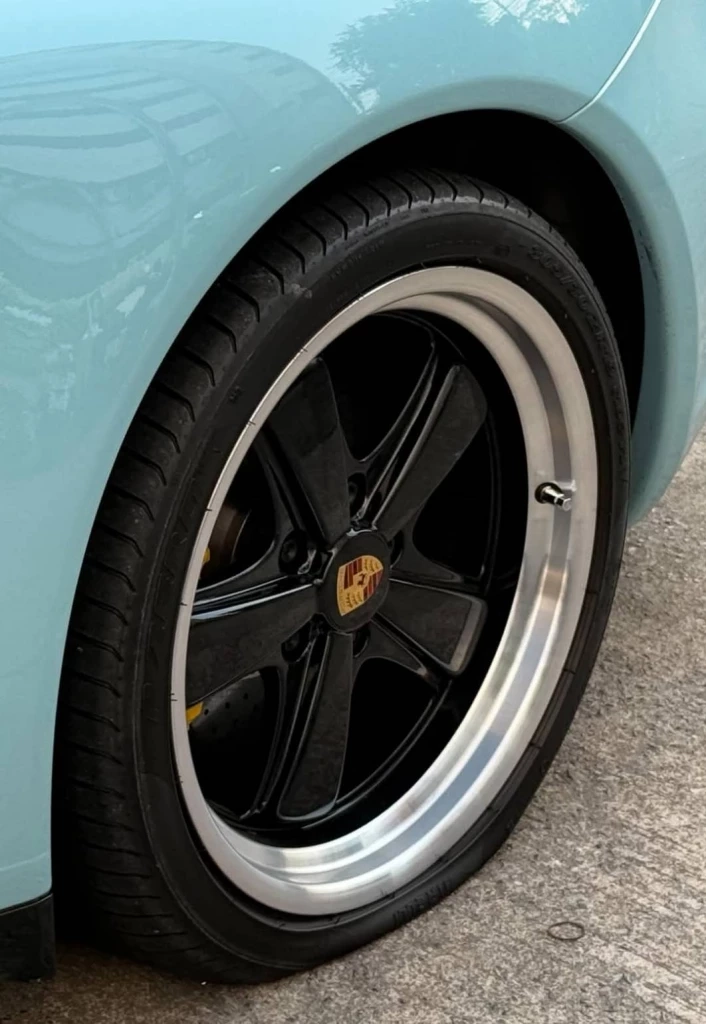 งานนี้มีฮา! "หนุ่ม กรรชัย" โพสต์รถหรูยางแตก แถมเจอยายไล่ไปตัดผม