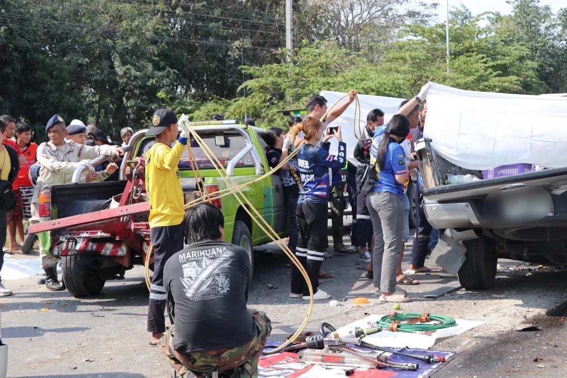 อุบัติเหตุช็อก! รถปิกอัพชนสนั่นพังยับ กลายเป็นเศษเหล็ก ดับ 5 สาหัส 3