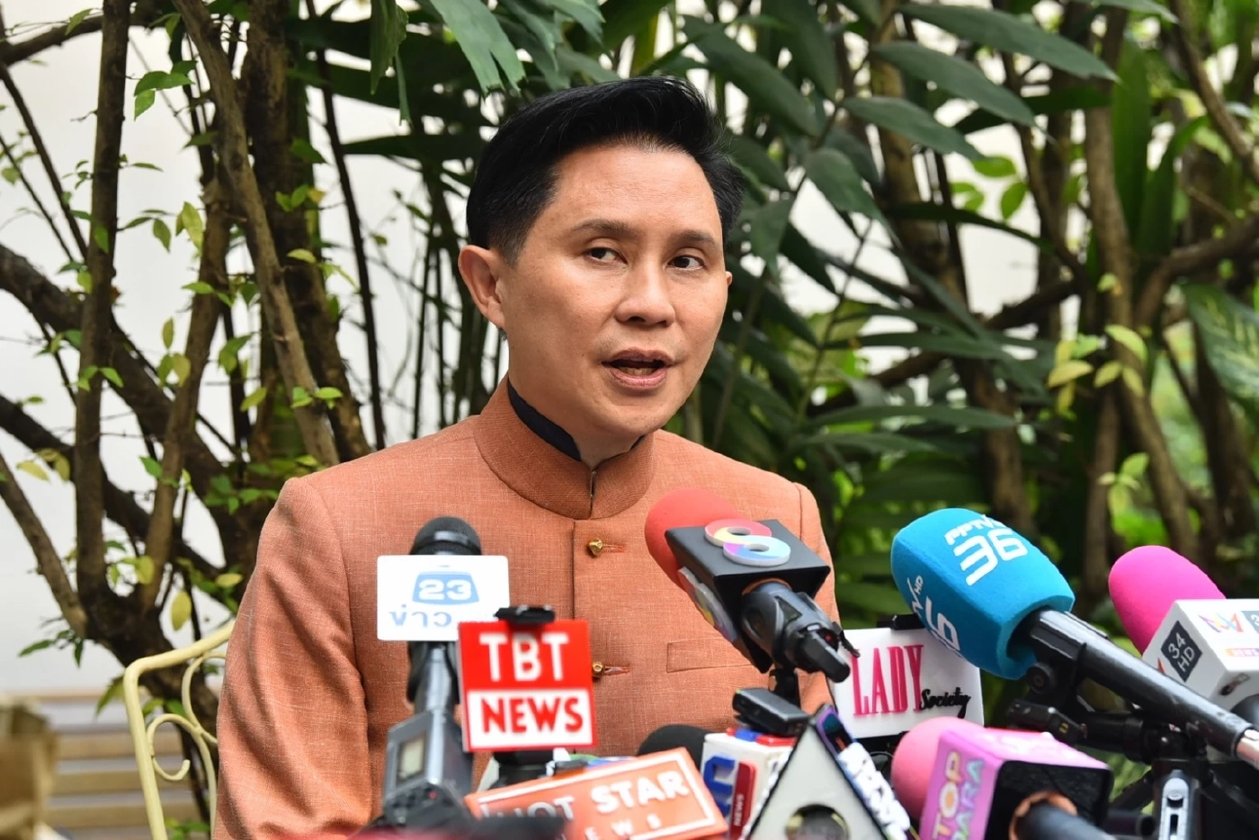 นายปานเทพ พัวพงษ์พันธ์ 