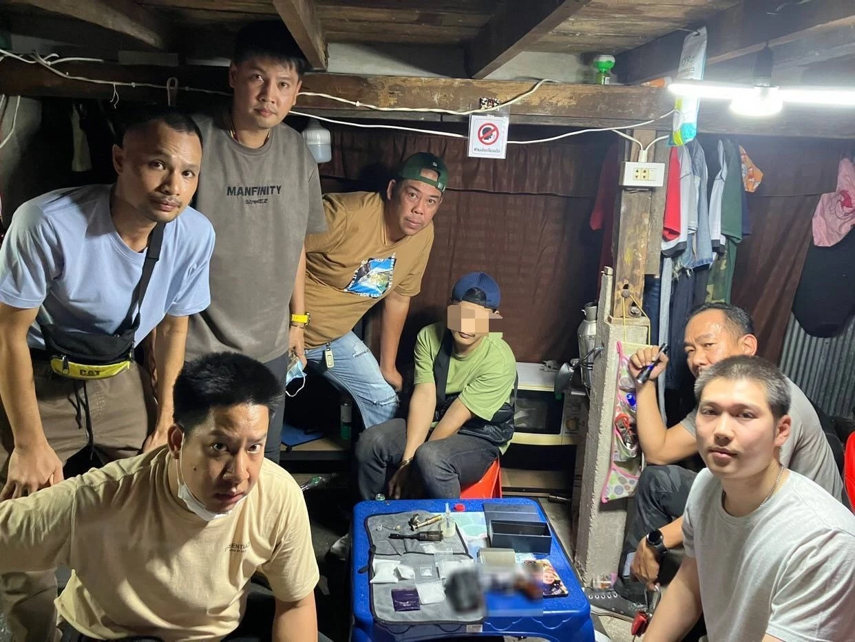 สืบพญาไท รวบโจ๋ซ่า ชักอาวุธขู่แม่ค้าตลาดกิ่งเพชร