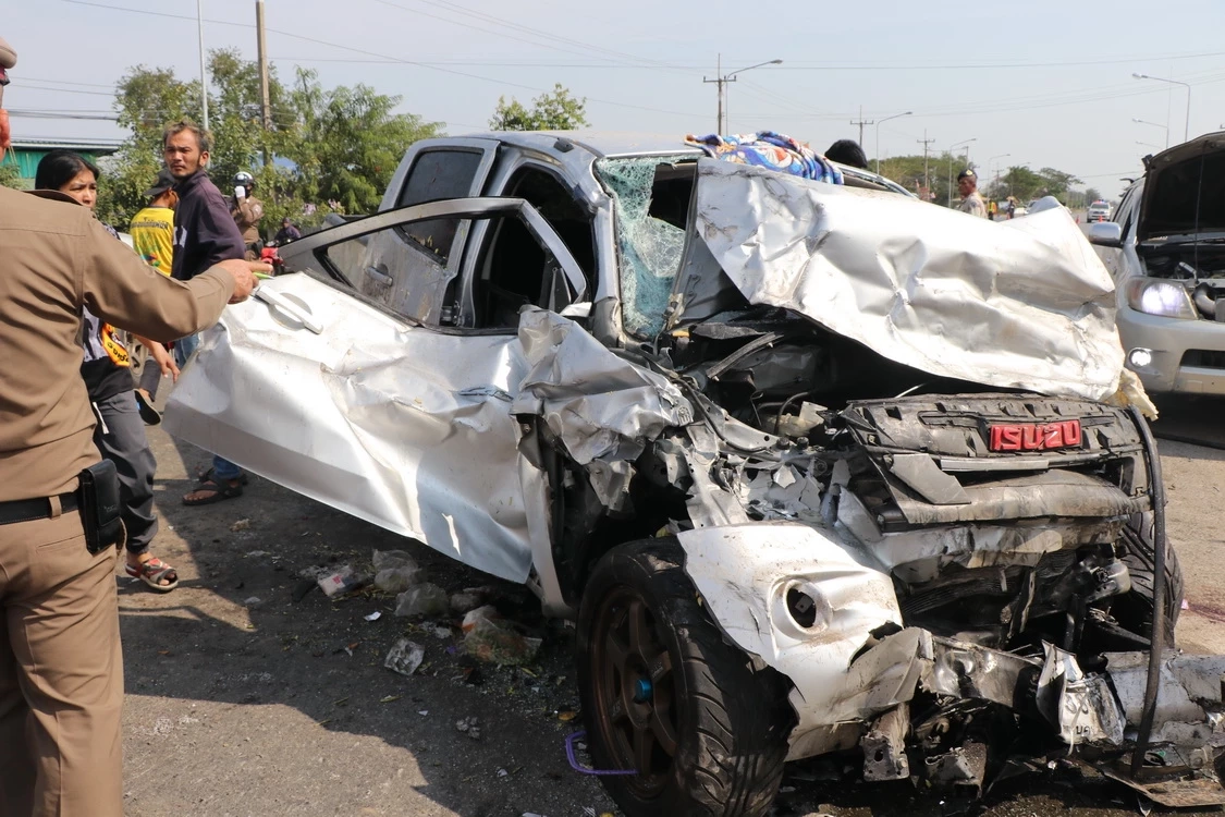 อุบัติเหตุช็อก! รถปิกอัพชนสนั่นพังยับ กลายเป็นเศษเหล็ก ดับ 5 สาหัส 3