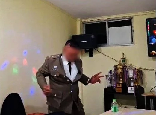 "รอง ผบก.น.4" เร่งสอบคลิปหลุด "2 นายตำรวจ ตั้งวงซดเบียร์" ในโรงพัก (มีคลิป)