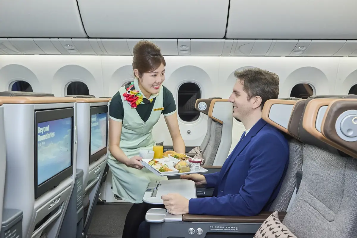 EVA Air เปิดตัวที่นั่งชั้นประหยัดพรีเมียมรุ่นที่ 4 กำหนดมาตรฐานใหม่ให้แก่วงการด้วยระยะห่างที่นั่งที่ดีที่สุดในอุตสาหกรรม