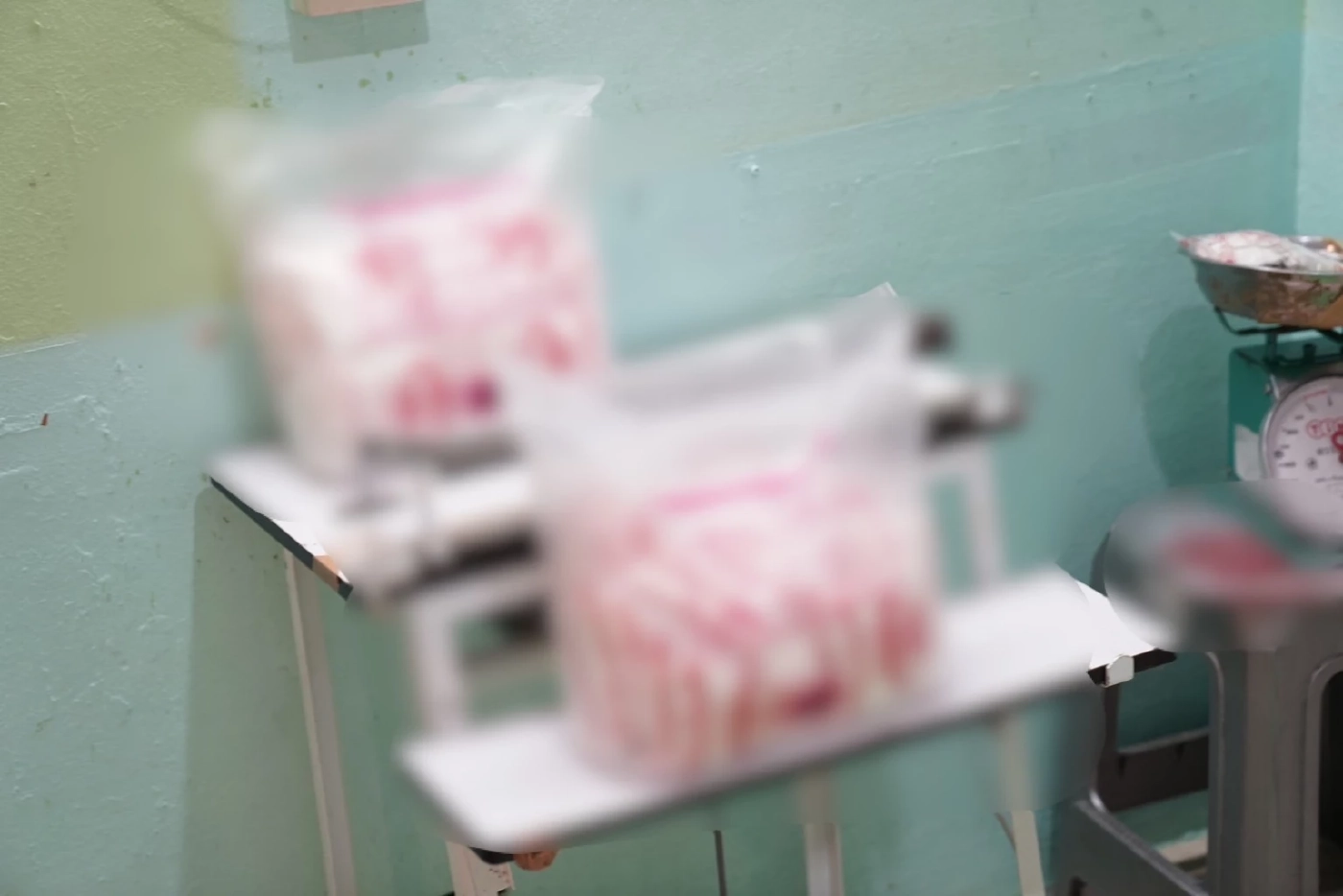 อึ้ง! สภาพอย่างซ๊ก ตำรวจ ปอศ.บุกทลาย โรงงาน “ผงชูรส – กาแฟ” ปลอมยี่ห้อดัง