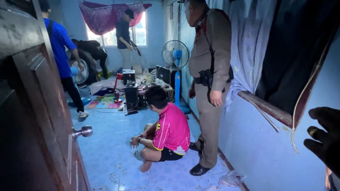 ระทึก! พ่อหลอนยา จับลูกขังบ้าน 3 วัน ตร.ต้องโดดหน้าต่างเข้าช่วย