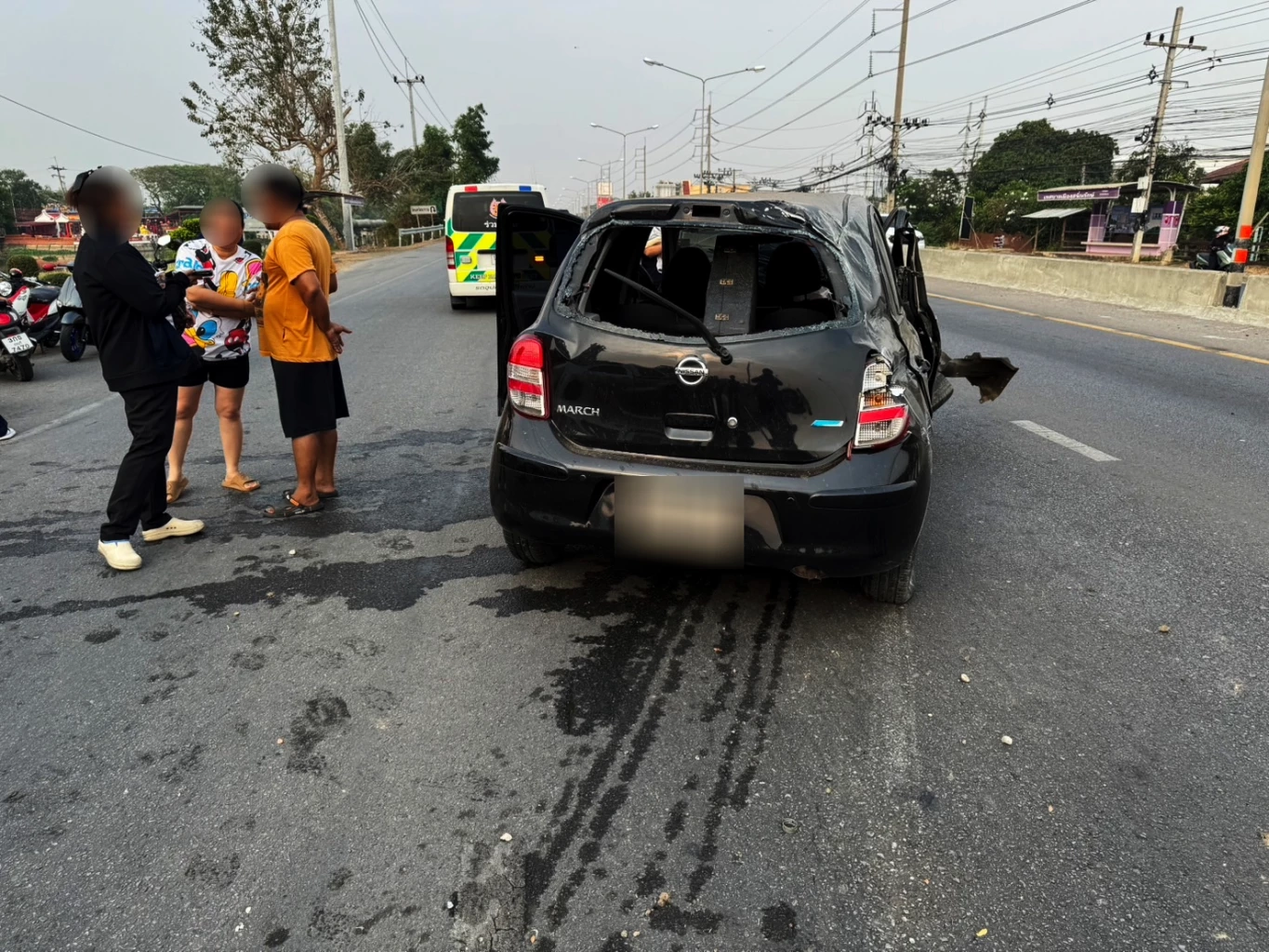 เศร้า! "นักร้องรำวงชื่อดัง" ขับรถเก๋งเสียหลักชนการ์ดเรลริมถนนดับ