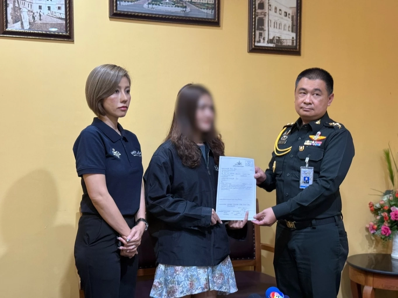 สาวสวย เมียสิบเอกร่ำไห้ ร้องกลาโหม ถูกซ้อม-แย่งลูก