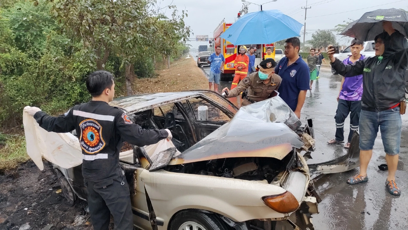 สลด! เก๋งพุ่งชนต้นไม้ข้างทาง ไฟไหม้ท่วมคลอกคนขับ พบบัตร ขรก.ในรถ เผยปมเหตุ