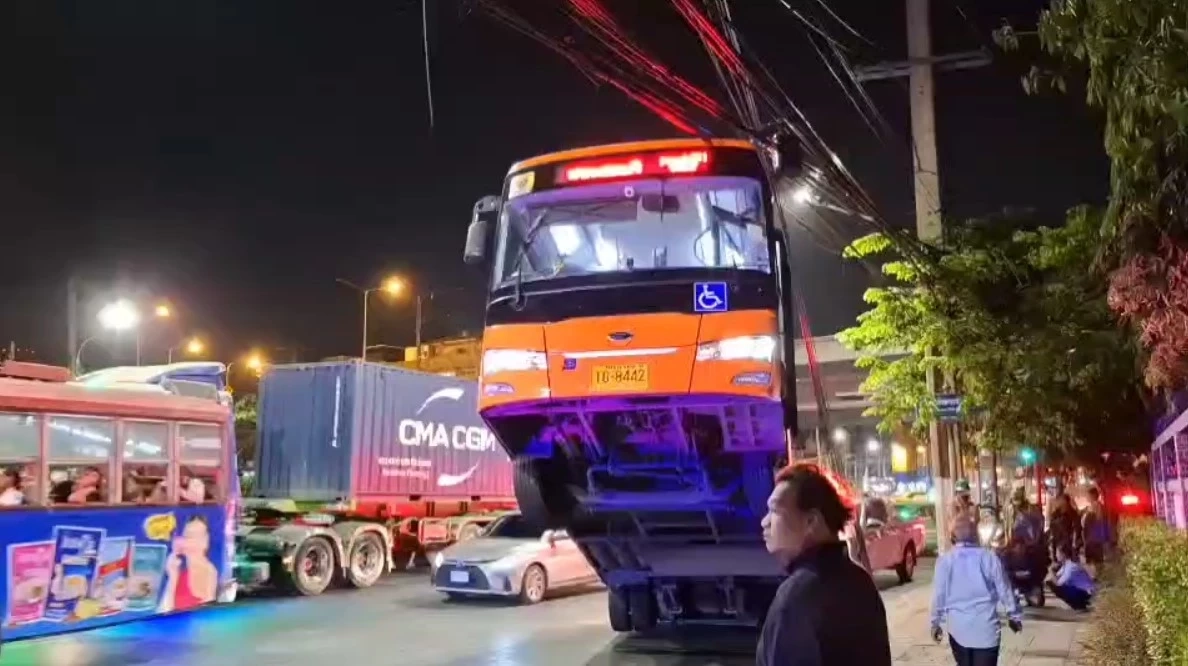 โชเฟอร์สาว เล่านาที รถเมล์ ปอ. 167 ยกล้อปีนสลิงสายกาวยึดเสาไฟฟ้า