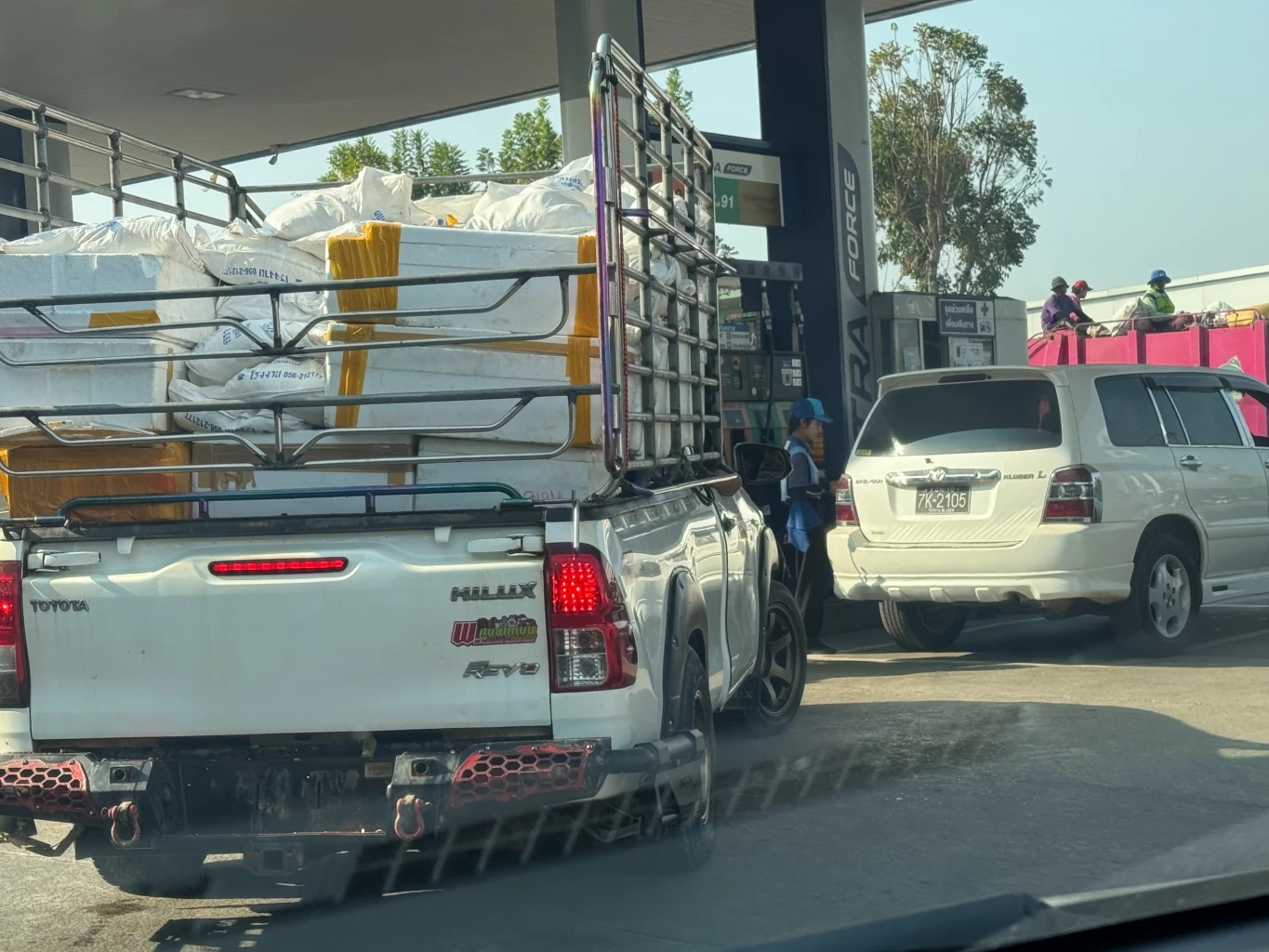 วิกฤตหนักแน่นอน! เมียนมาแห่นำรถเติมน้ำมันจนแน่นปั๊มในเมียวดี