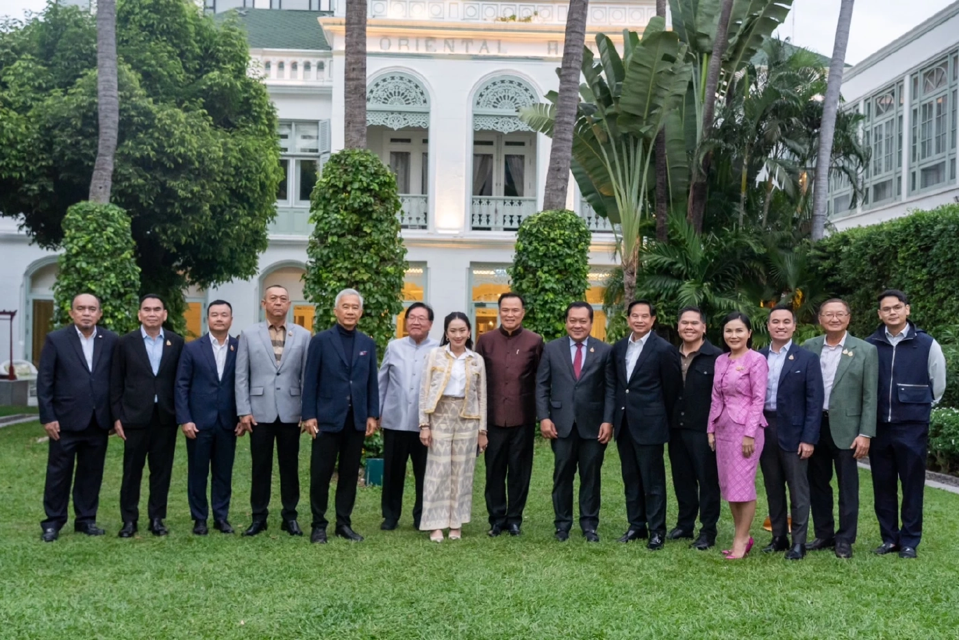 "ดินเนอร์พรรคร่วม" โรงแรมหรู ริมน้ำเจ้าพระยา สุดชื่นมื่น ( คลิป )   