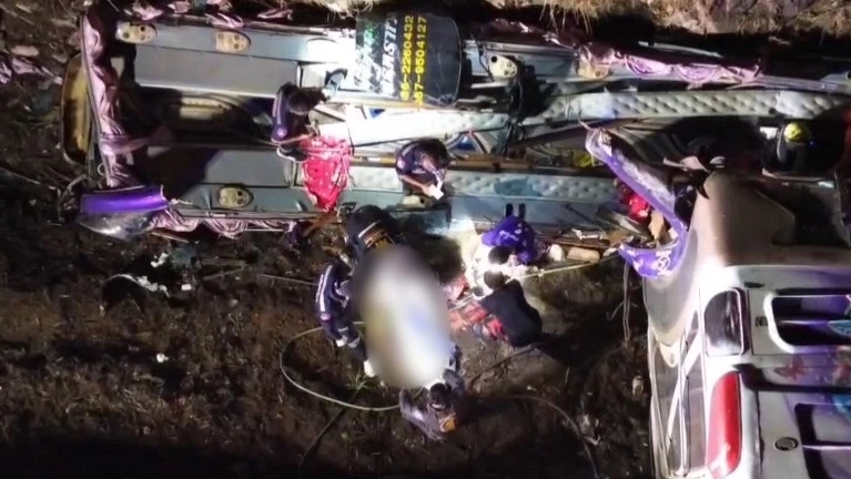 เปิดปมเหตุ รถทัวร์พลิกคว่ำ ดับ-เจ็บจำนวนมาก อัปเดตยอดผู้เสียชีวิต-บาดเจ็บ