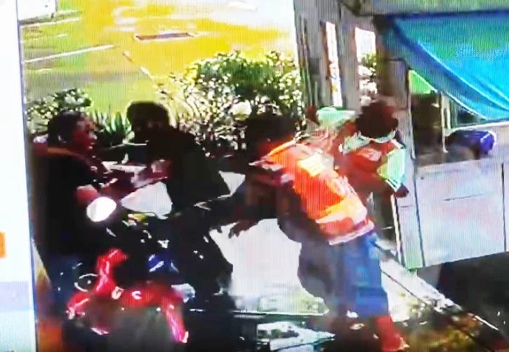 สังเวียนเดือด! บขส.กระบี่ ซัดกันนัว อดีตนักมวยดัง -รปภ.-วิน จยย.