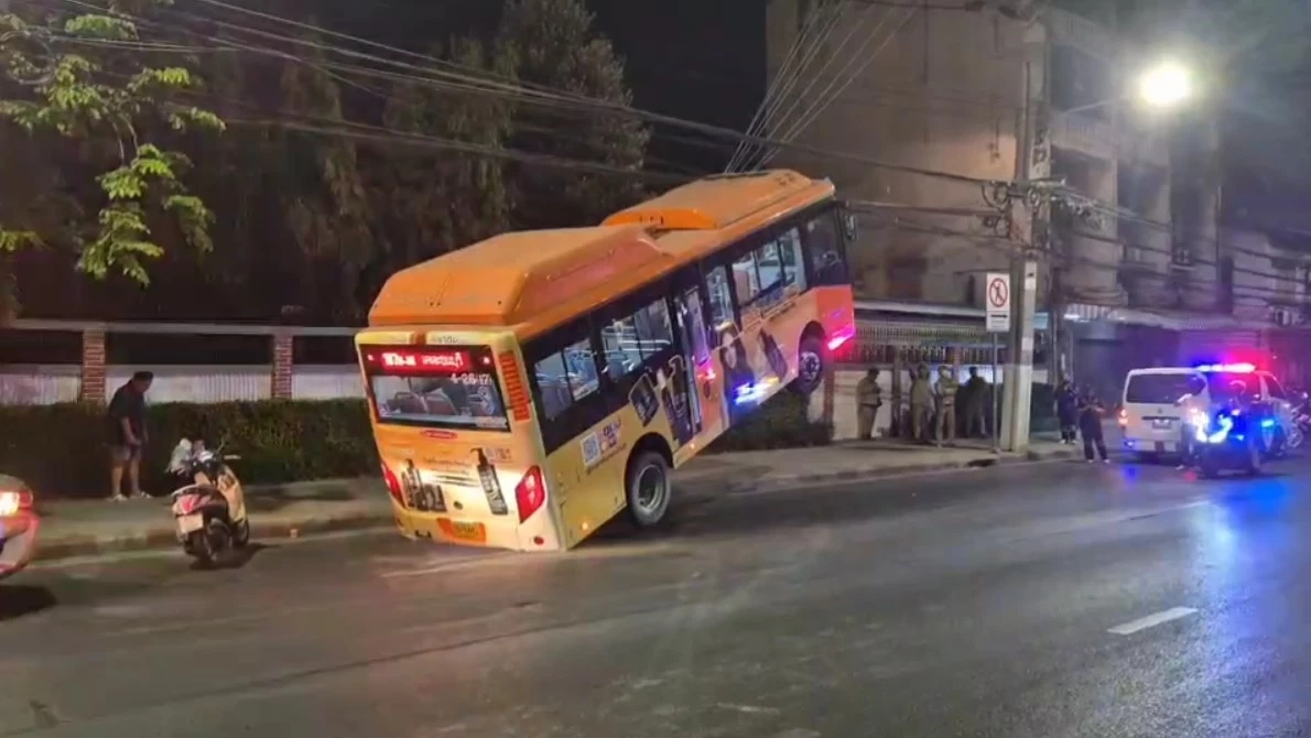 โชเฟอร์สาว เล่านาที รถเมล์ ปอ. 167 ยกล้อปีนสลิงสายกาวยึดเสาไฟฟ้า