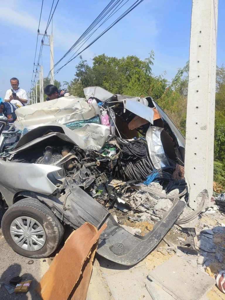 ระทึก! รถกระบะตู้ทึบ ชนเสาไฟขาดพังยับ ก็อบปี้ 3 คนเจ็บยกคัน พบสาเหตุเดิมๆ