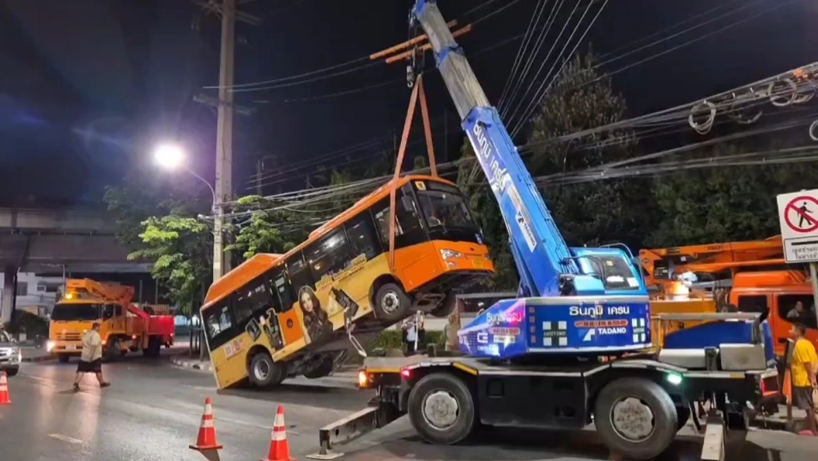 โชเฟอร์สาว เล่านาที รถเมล์ ปอ. 167 ยกล้อปีนสลิงสายกาวยึดเสาไฟฟ้า