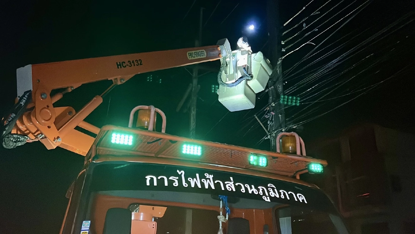 อ่วม! กระบะพุ่งชนเสาไฟฟ้าหัก - ล้ม 4 ต้น ทำไฟดับสนิทหลาย กม.