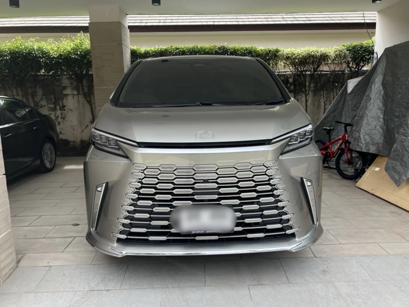 ทลายแก๊งจีนเทาแผ่อิทธิพลกลางกรุง โยงเว็บพนัน ยึดคฤหาสน์ – รถหรู 300 ล้าน