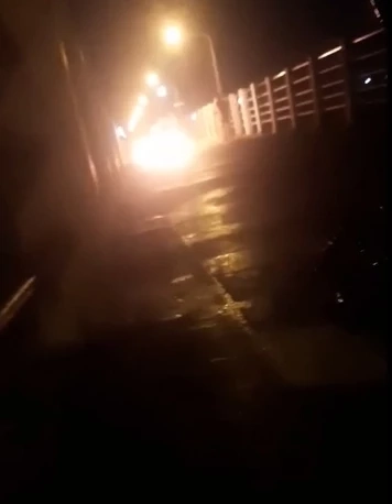 เพจดังเปิดคลิปเดือด! โจ๋คะนองจุดไฟเผากลางสะพานราไวย์ ชาวเน็ตเมนต์ยับ